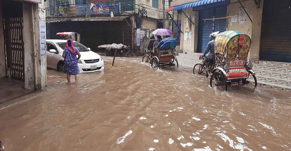 রাজধানীর অলি-গলিতে হাঁটু পানি, ভোগান্তিতে মানুষ